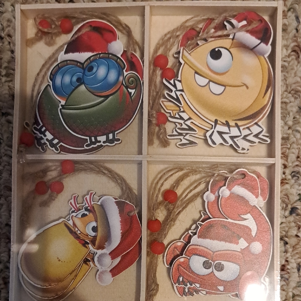 BRAND NEW Best FIENDS Wood Ornaments Set